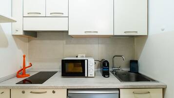 Jääkaappi, mikroaaltouuni, leivänpaahdin