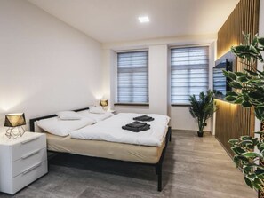 1 bedroom, desk, Internet