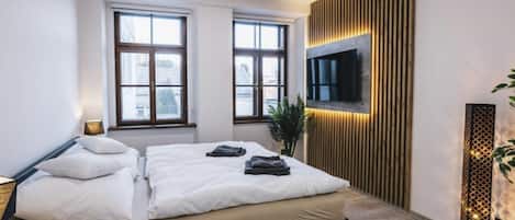 1 bedroom, desk, internet