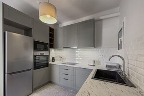 Frigorífico, microondas, horno y placa de cocina