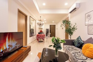 Deluxe appartement, 3 slaapkamers, balkon, uitzicht op de stad | Woonruimte | Smart-tv