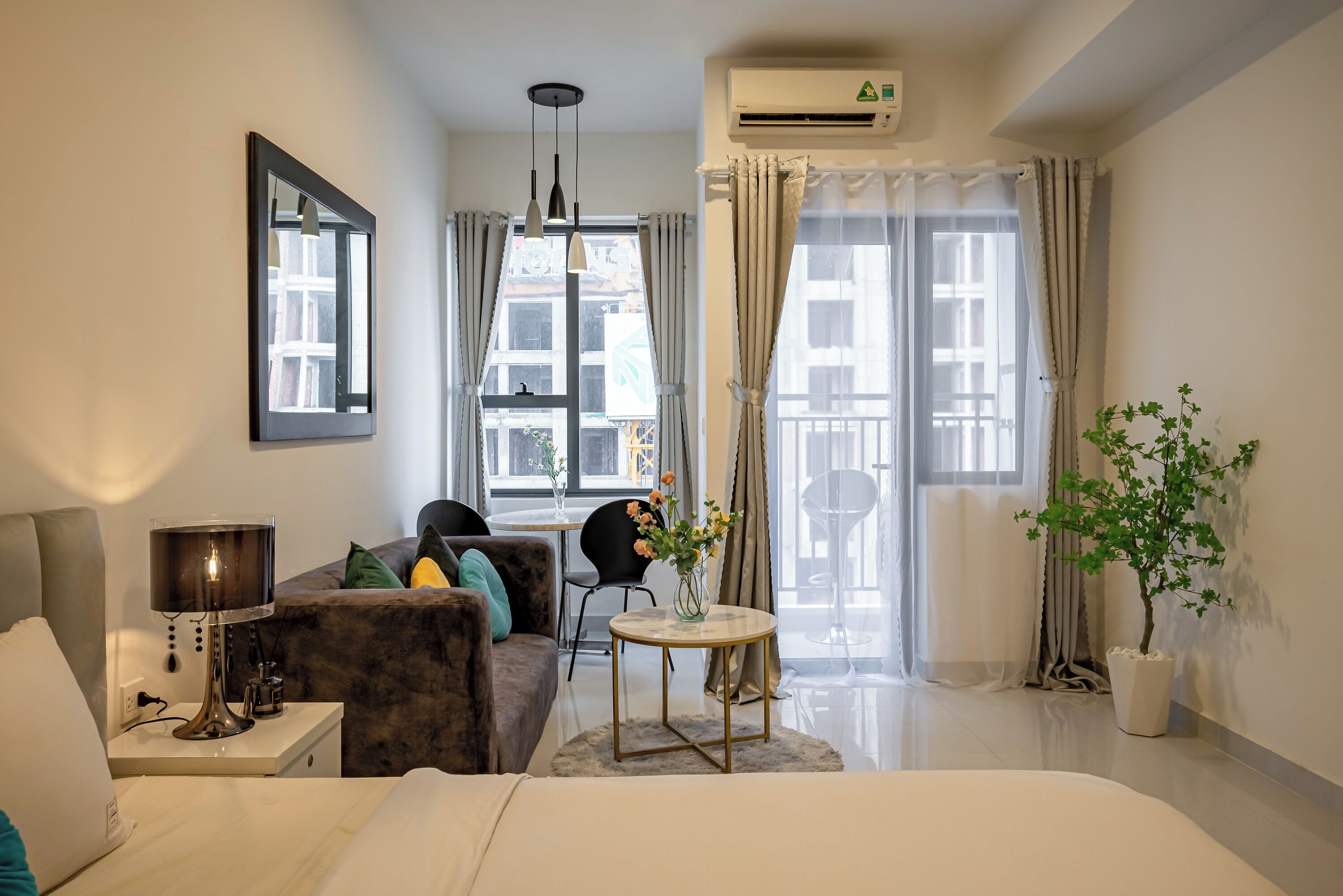 Departamento Deluxe, 1 habitación, balcón, vista a la ciudad | Área de sala de estar | Smart TV 