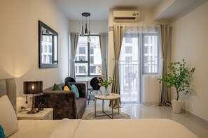 Deluxe appartement, 1 slaapkamer, balkon, uitzicht op de stad | Woonruimte | Smart-tv