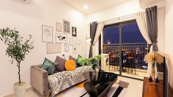 Apartamento Deluxe, 3 habitaciones, balcón, vistas a la ciudad | Zona de estar | Una Smart TV