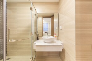 Deluxe-Apartment, 3 Schlafzimmer, Balkon, Stadtblick | Badezimmer | Dusche, Hydromassagedusche, Designer-Toilettenartikel, Haartrockner