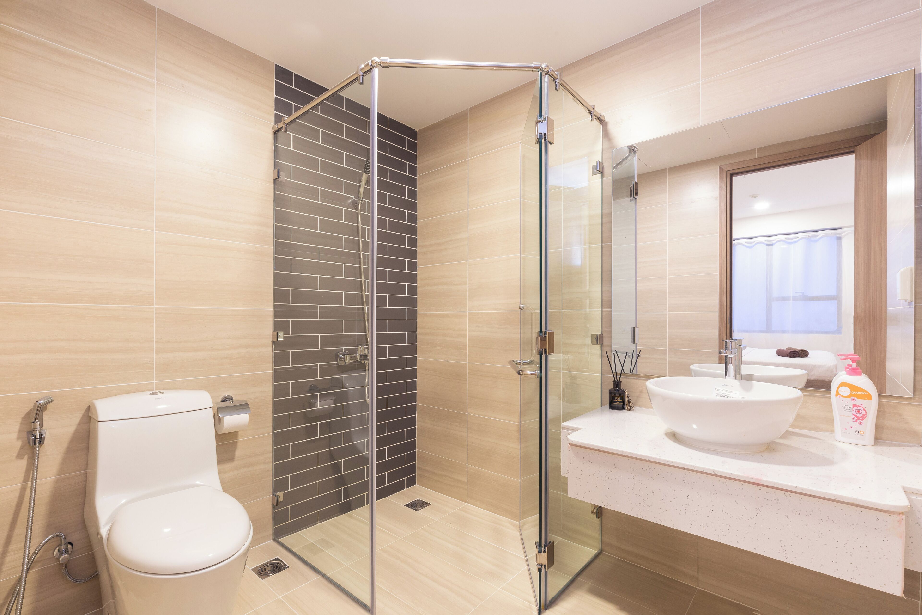 Douche, douche hydromassante, articles de toilette de luxe
