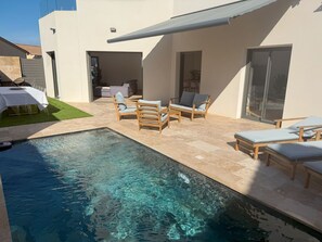 Utendørsbasseng og et oppvarmet basseng