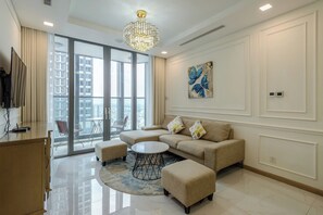 Deluxe-Apartment, Balkon, Stadtblick | 1 Schlafzimmer, Schreibtisch, laptopgeeigneter Arbeitsplatz