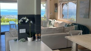 TV, stereo - Aqua - Straddie’s Best View: Bay, Brissy & Beyond! (Dunwich)
