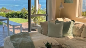 TV, stereo - Aqua - Straddie’s Best View: Bay, Brissy & Beyond! (Dunwich)