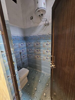 Deluxe-Doppel- oder -Zweibettzimmer | Badezimmer | Dusche, Handtücher, Seife, Shampoo