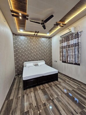 Deluxe Double or Twin Room | Desk, free WiFi - Vinayak Guest House BnB (Ayodhya)