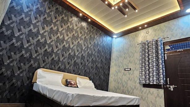 Deluxe Double or Twin Room | Living area