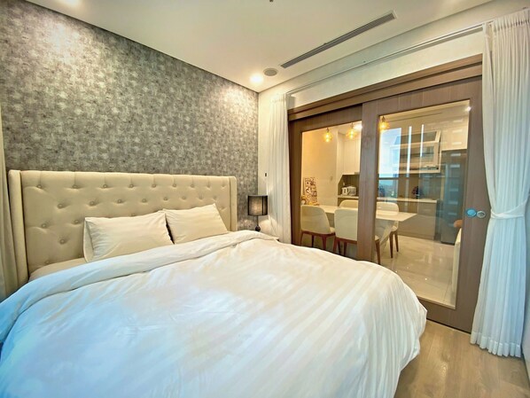 1 bedroom, desk, laptop workspace, blackout curtains - OPAL TOWER Centre Point (Ho Chi Minh City)