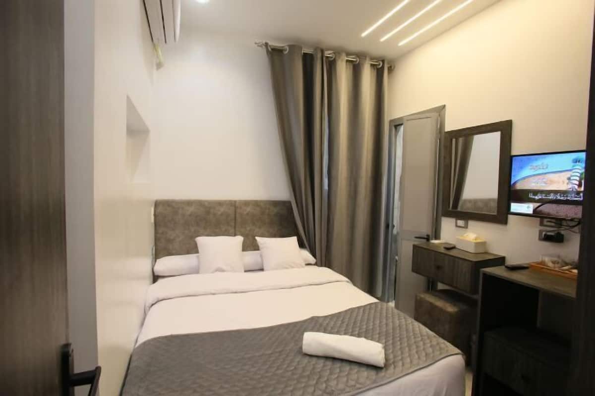 Minibar, iron/ironing board, free WiFi, bed sheets