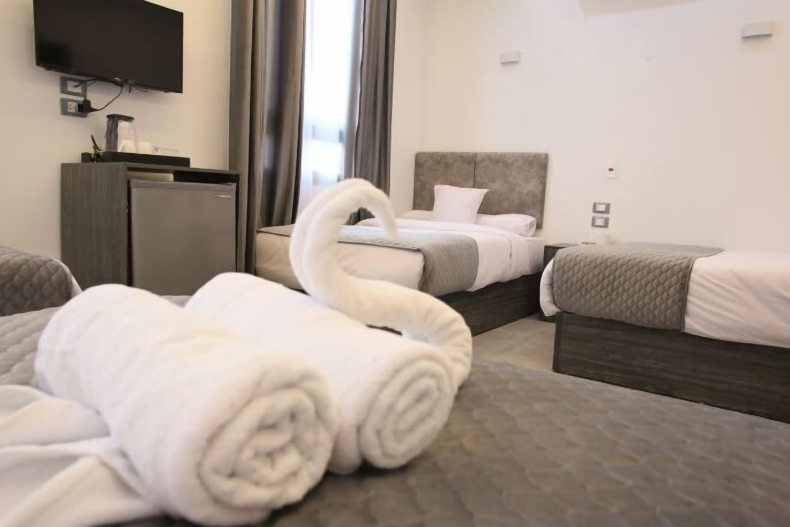 Een minibar, een strijkplank/strijkijzer, gratis wifi, beddengoed