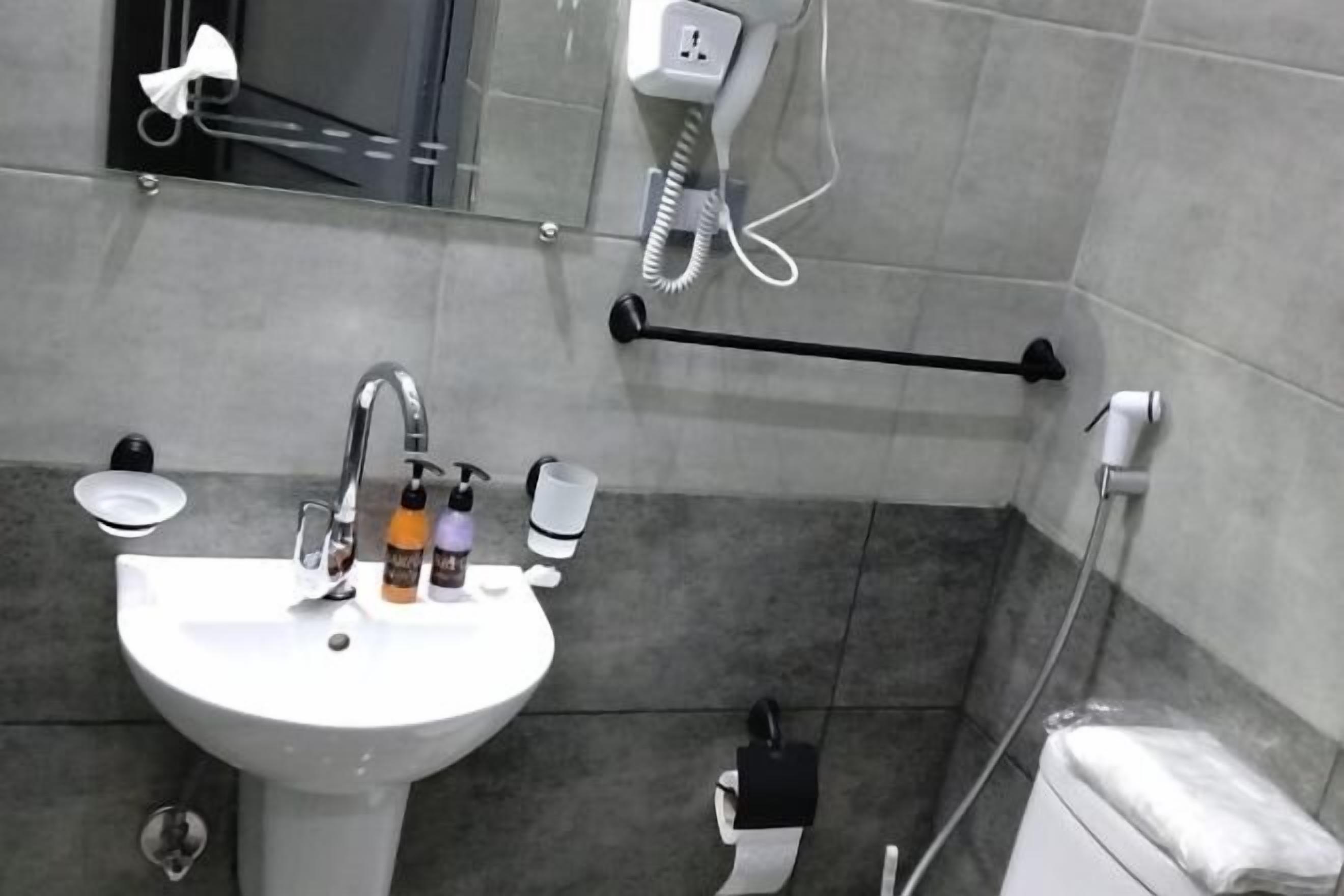 Een douche, handdoeken, zeep, shampoo