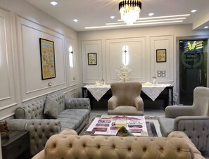 Lobby sitting area - Capital City Hotel (Cairo)