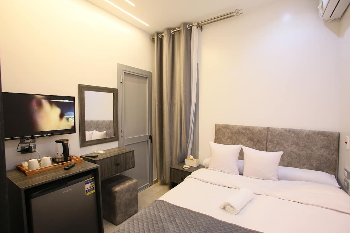 Een minibar, een strijkplank/strijkijzer, gratis wifi, beddengoed