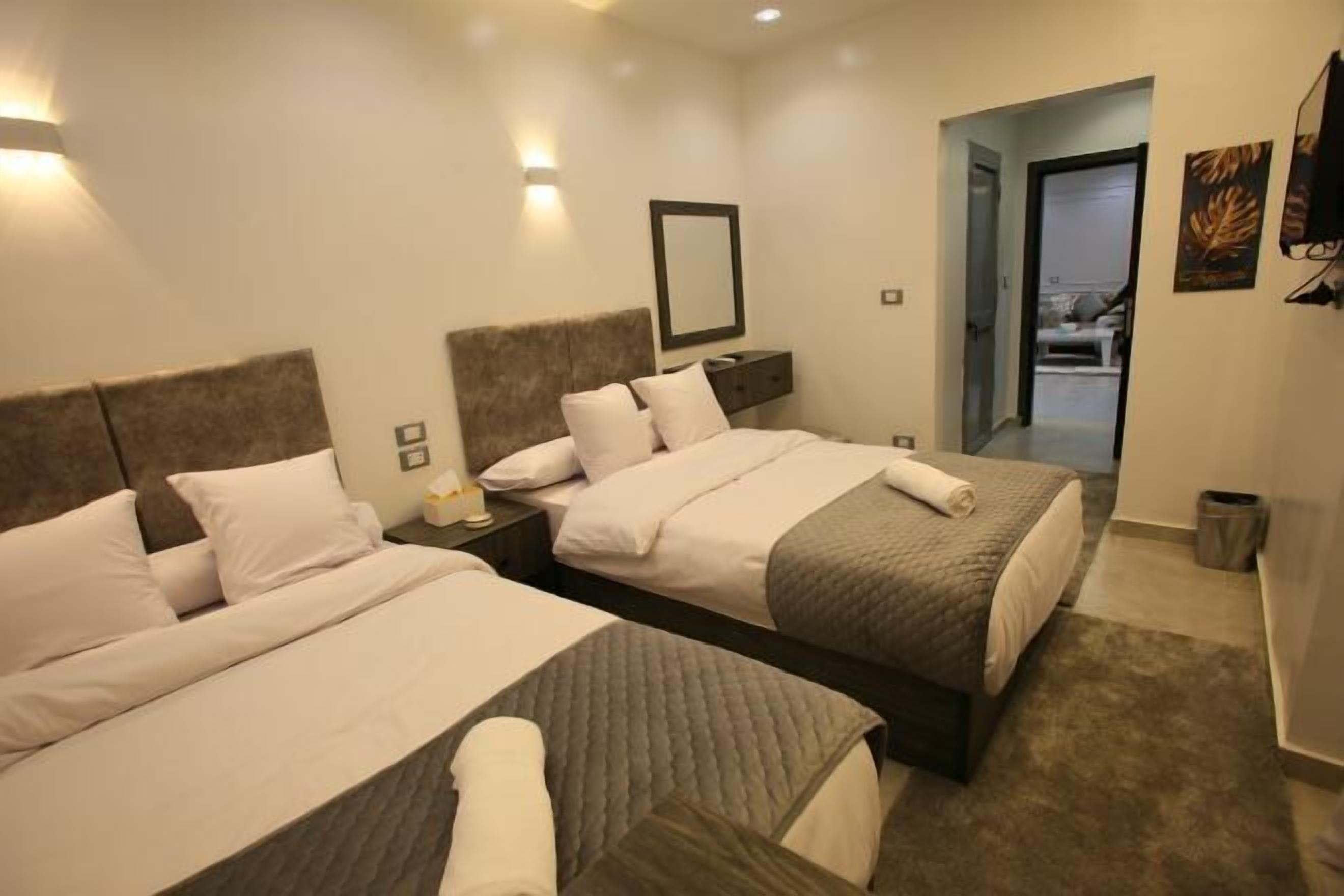 Een minibar, een strijkplank/strijkijzer, gratis wifi, beddengoed