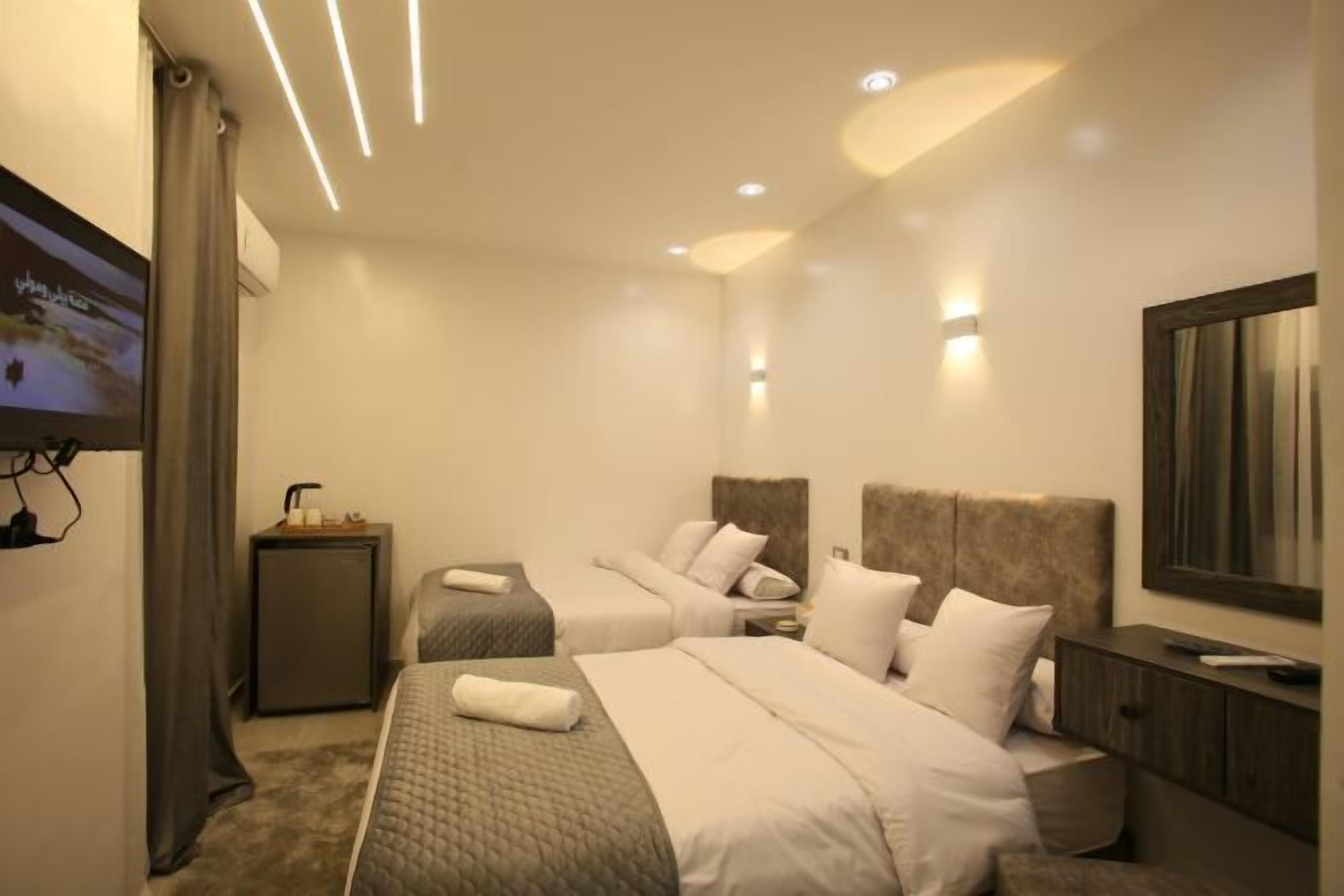 Een minibar, een strijkplank/strijkijzer, gratis wifi, beddengoed