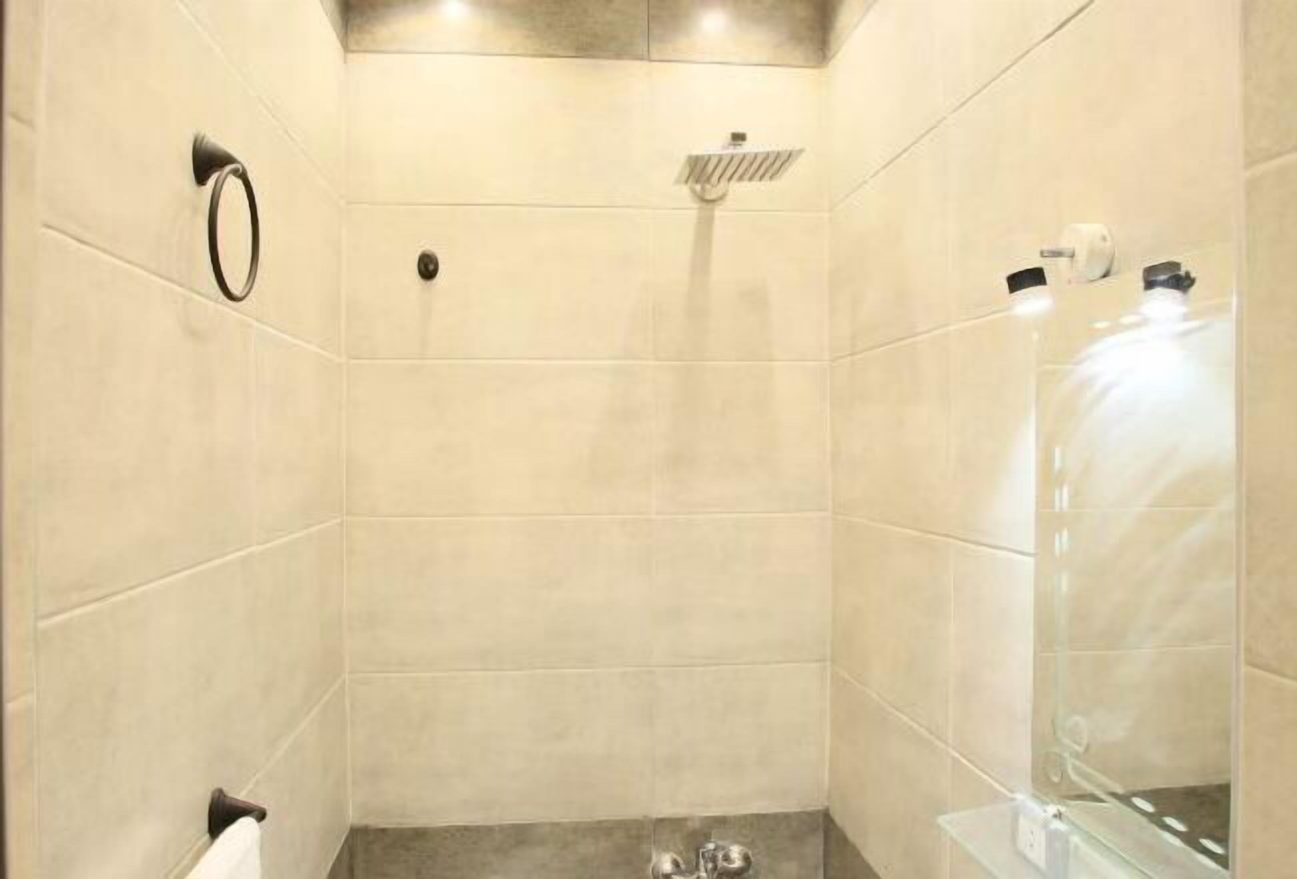 Een douche, handdoeken, zeep, shampoo