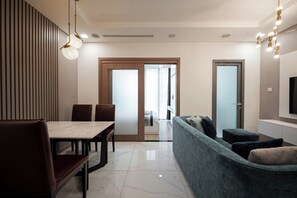 1 habitación, escritorio y espacio para trabajar con laptop 