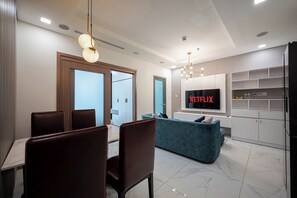 1 habitación, escritorio y espacio para trabajar con laptop 