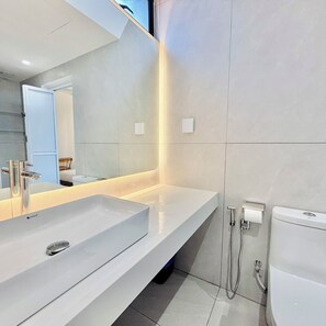 تجهيزات دش، مجففات شعر، مراحيض شطف، مناشف