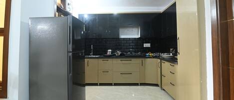 Classic Apartment, Balcony, Garden View | Private kitchen