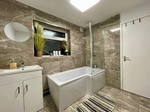 Pyyhkeet, saippua, vessapaperi