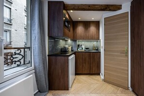 Microwave, coffee/tea maker, cookware/dishes/utensils - Studio Métro Brochant Paris 17ème (Paris)