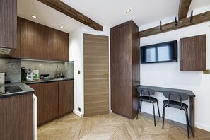 ميكروويف، ماكينة لصنع القهوة/الشاي، مستلزمات طهي/أطباق/أوعية