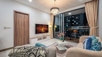 Deluxe appartement, 2 slaapkamers, balkon, uitzicht op stad | Woonruimte | Een smart-tv