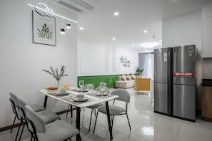 Departamento Deluxe, 4 habitaciones, balcón, vista a la ciudad | Cocina privada | Microondas, horno, parrilla de estufa y tostadora 