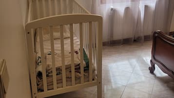 4 bedrooms, iron/ironing board, WiFi (free)