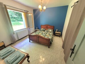 4 bedrooms, iron/ironing board, free WiFi - Country house sleeps 10 (Bourgnac)