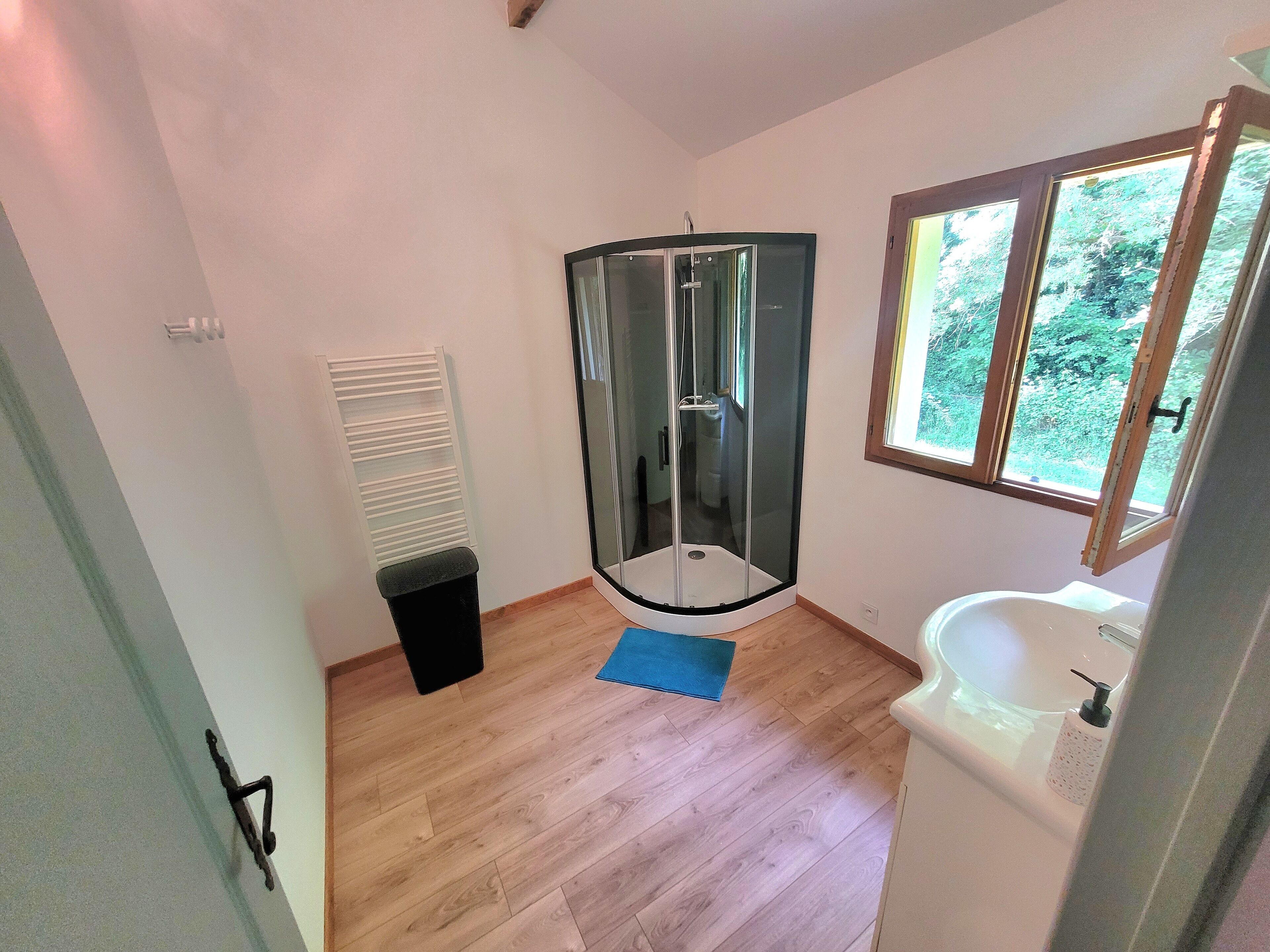 Dusche, Haartrockner, Seife, Shampoo