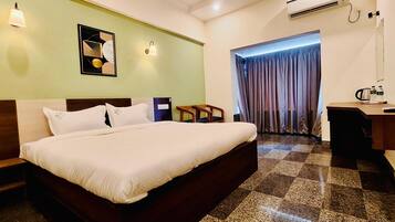 Superior Double Room, Pool View | Soundproofing, free WiFi