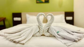 Una cama con toallas dispuestas en forma de corazón.