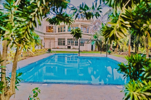 Una piscina al aire libre