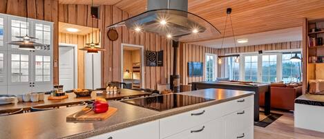 Kühlschrank, Mikrowelle, Geschirrspüler, Kochgeschirr/Geschirr/Besteck