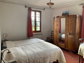 4 bedrooms, iron/ironing board, free WiFi, bed sheets