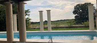 Country house at the foot of Mont Ventoux with large swimming pool