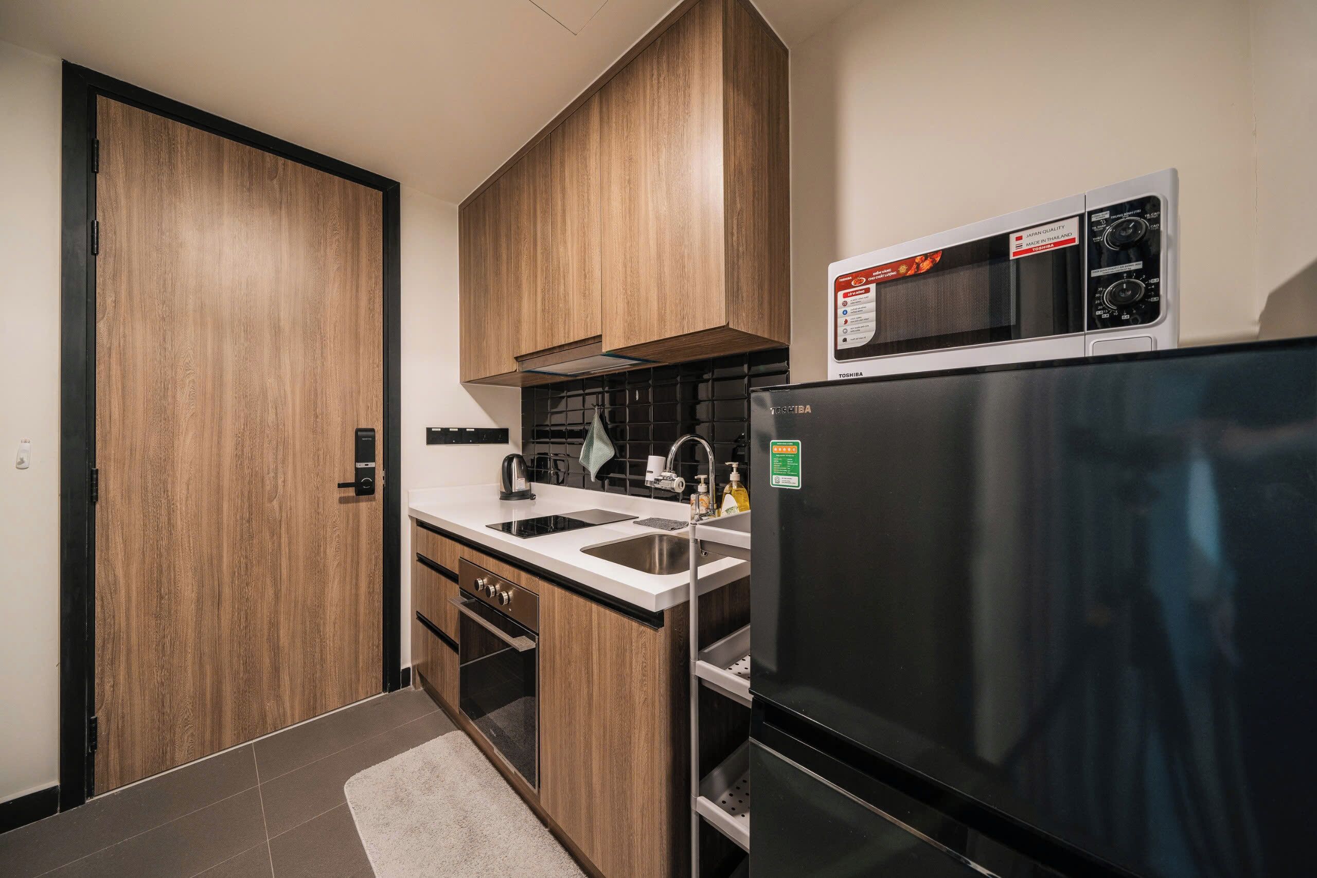 Deluxe Studio, 1 Bedroom, Balcony, City View | Private kitchen | Fridge, microwave, oven, stovetop