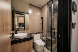 Estudio Deluxe, 1 habitación, balcón, vista a la ciudad | Baño | Regadera, regadera con hidromasaje, amenidades de baño gratuitas