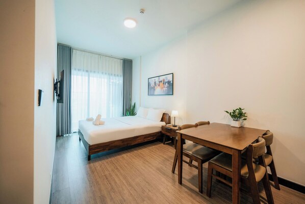 Deluxe studio, 1 slaapkamer, balkon, uitzicht op de stad | Woonruimte | Smart-tv