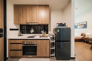 Estudio Deluxe, 1 habitación, balcón, vista a la ciudad | Cocina privada | Refrigerador, microondas, horno y parrilla de estufa