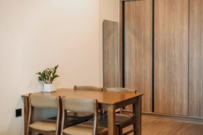 Estudio Deluxe, 1 habitación, balcón, vista a la ciudad | Servicio a la habitación
