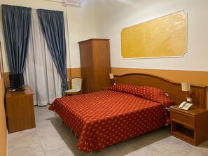 Safe på rommet, skrivebord, wi-fi (inkludert) og sengetøy